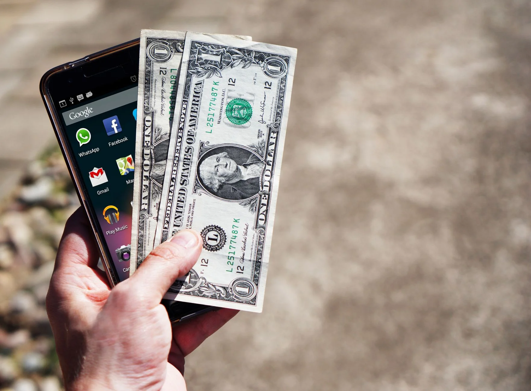 スマホで手軽に投資するイメージ